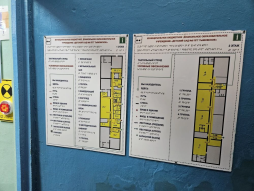 Вывеска, план учреждения, с дублированной информацией шрифтом Брайля